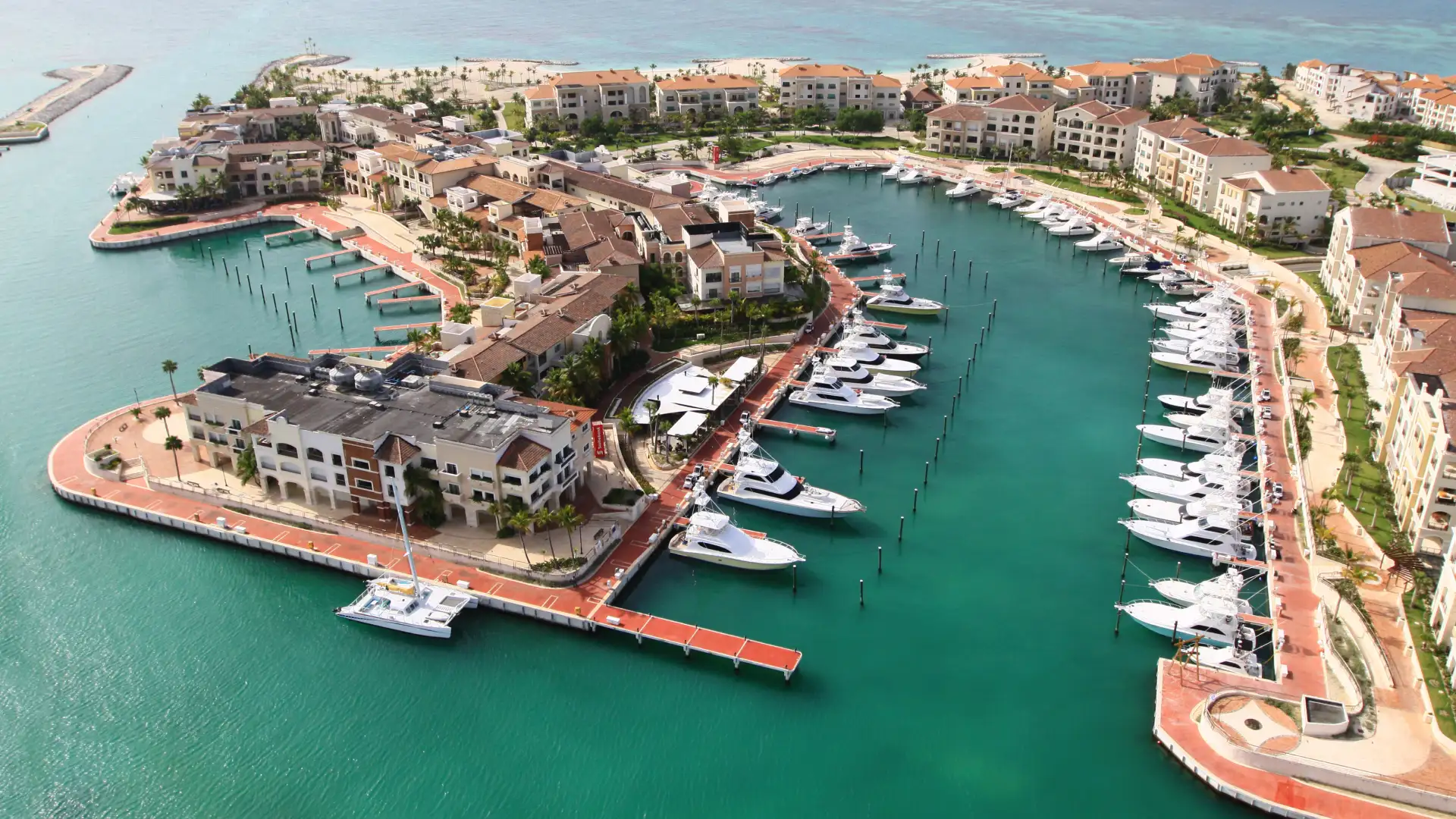 Vista aérea de la Marina de Cap Cana con yates y edificios frente al agua